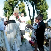 Przekazanie bochna przez starostów dożynkowych.