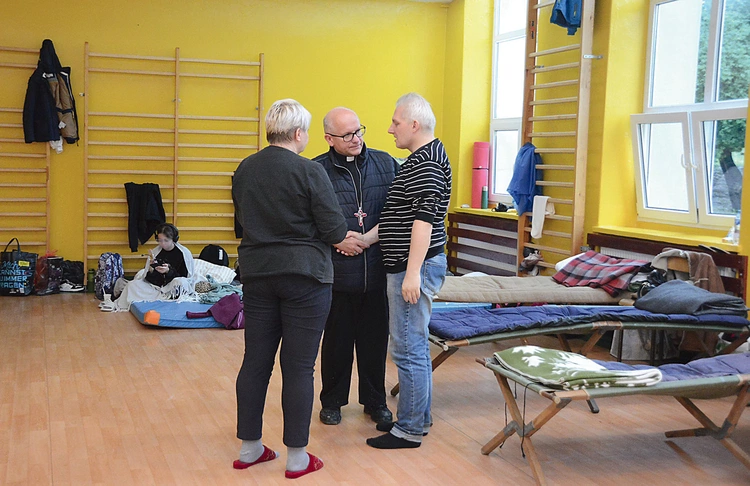 Bp Waldemar Musioł u powodzian ewakuowanych do PSP nr 3 w Głuchołazach.