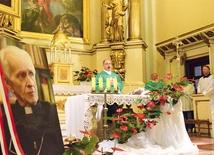 Eucharystii przewodniczył o. Rafał Kobyliński, superior i rektor kościoła Świętej Trójcy.