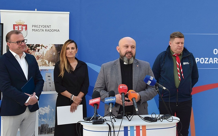 Konferencja prasowa z udziałem odpowiedzialnych za organizację pomocy.