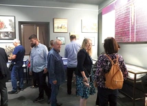 	Rzeźbione ze szczoteczek do zębów, ulepione z chleba – niewielkie artefakty mówią najwięcej o religijności zesłanych. 