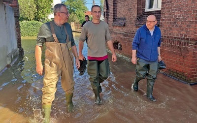 	Lewin Brzeski. Hierarchowie z proboszczem oglądają straty.