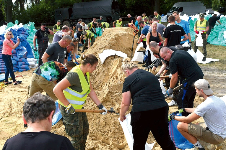 Poniedziałek 23 września w Bobrownikach k. Nowej Soli. Praca mieszkańców, służb i ludzi dobrej woli trwała już tydzień.
