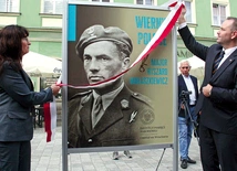 	Major Ryszard Małaszkiewicz ze stolicą Dolnego Śląska związał się po wojnie. Zmarł w 1988 roku.