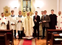 	Bp Tadeusz Lityński (w środku), ojciec duchowny (z prawej) i prefekt (z lewej) z klerykami i czterema kandydatami.