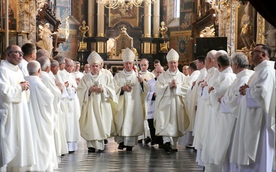 Modlitwa przy grobie sługi Bożego bp. Piotra Gołębiowskiego