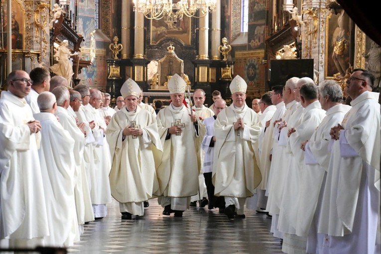 Modlitwa przy grobie sługi Bożego bp. Piotra Gołębiowskiego