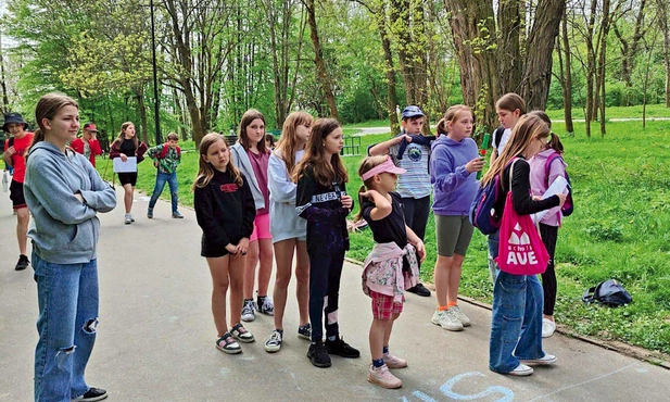 Gra terenowa dla dzieci  z parafii to zawsze okazja,  by zainteresować innych grupą ministrancką  czy scholą