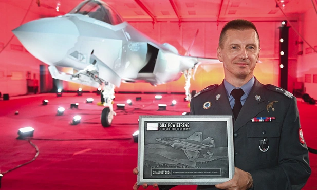 Inspektor Sił Powietrznych gen. bryg. pil. Ireneusz Nowak podczas oficjalnej prezentacji pierwszego samolotu F-35 Husarz