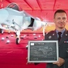 Inspektor Sił Powietrznych gen. bryg. pil. Ireneusz Nowak podczas oficjalnej prezentacji pierwszego samolotu F-35 Husarz