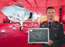 Inspektor Sił Powietrznych gen. bryg. pil. Ireneusz Nowak podczas oficjalnej prezentacji pierwszego samolotu F-35 Husarz