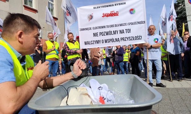Rybnik. Pracownicy pikietowali w obronie elektrowni. Radni poparli ich stanowisko