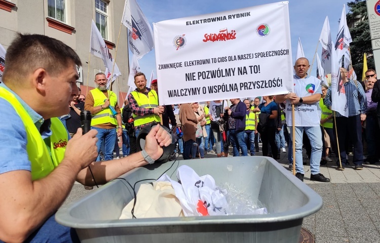 Rybnik. Pracownicy pikietowali w obronie elektrowni. Radni poparli ich stanowisko