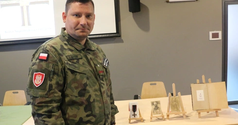 Kraków. Odznaczenie mjr. Galinata w darze dla Muzeum AK