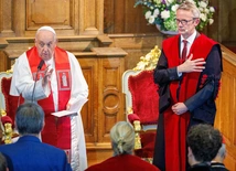 Franciszek błogosławi zgromadzonych