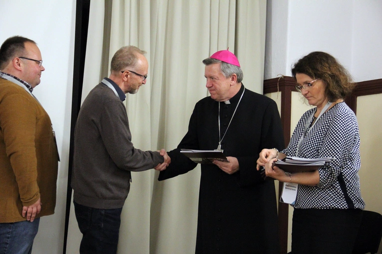 Ogłoszenie syntezy diecezjalnej i wręczenie dekretów członkom komisji synodalnych
