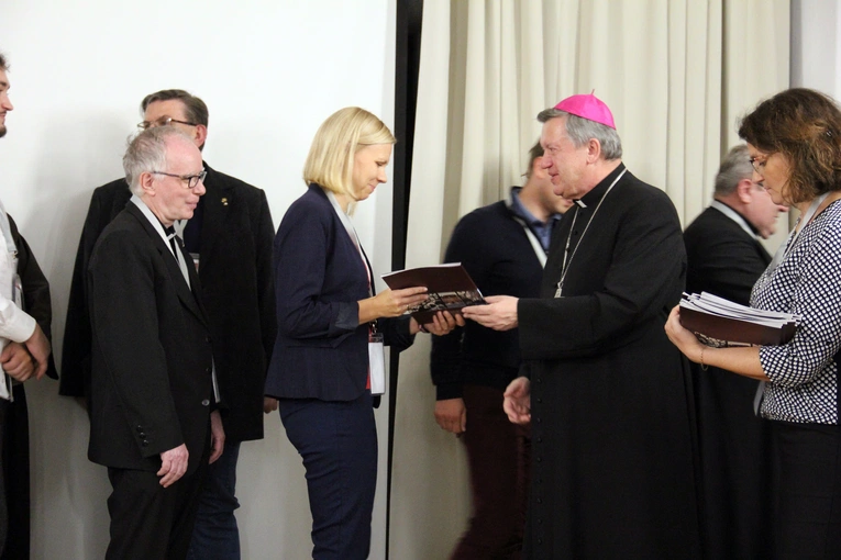 Ogłoszenie syntezy diecezjalnej i wręczenie dekretów członkom komisji synodalnych