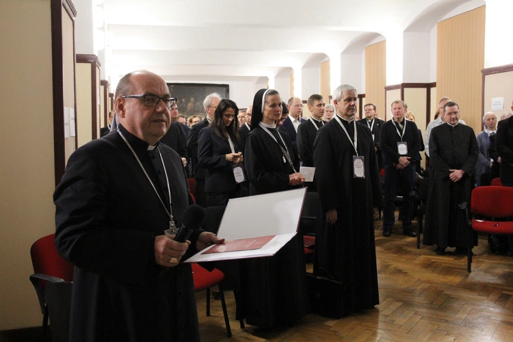 Ogłoszenie syntezy diecezjalnej i wręczenie dekretów członkom komisji synodalnych