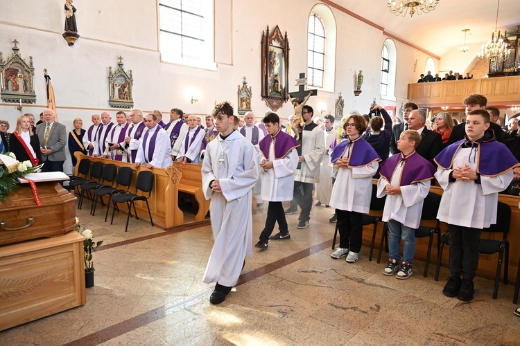 Ksiądz Waldemar Naczk spoczął w rodzinnym Kielnie