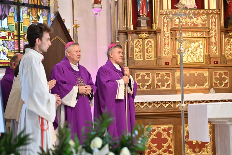 Ksiądz Waldemar Naczk spoczął w rodzinnym Kielnie
