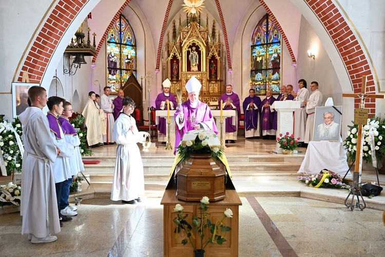 Ksiądz Waldemar Naczk spoczął w rodzinnym Kielnie