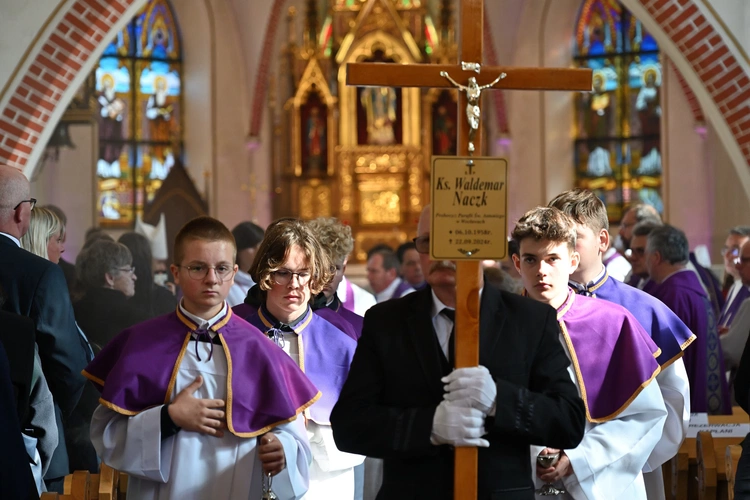 Ksiądz Waldemar Naczk spoczął w rodzinnym Kielnie