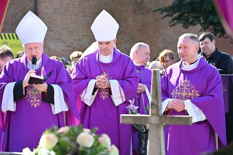 Ksiądz Waldemar Naczk spoczął w rodzinnym Kielnie