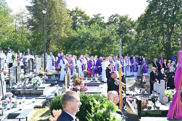Ksiądz Waldemar Naczk spoczął w rodzinnym Kielnie