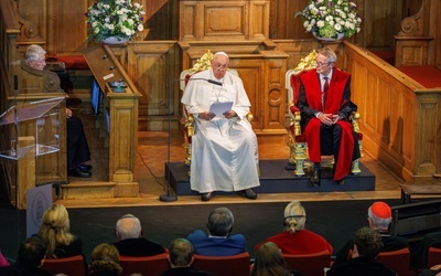 Franciszek u naukowców cytuje Kafkę: "Tylko dlatego nie zajmuje się pan prawdą, iż wymaga ona zbytniego wysiłku"