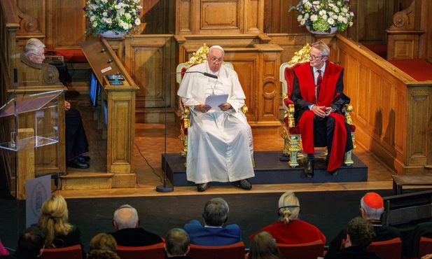 Franciszek u naukowców cytuje Kafkę: "Tylko dlatego nie zajmuje się pan prawdą, iż wymaga ona zbytniego wysiłku"