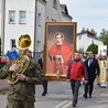 Uczestnicy pielgrzymki nieśli obraz z wizerunkiem ks. J. Popiełuszki 