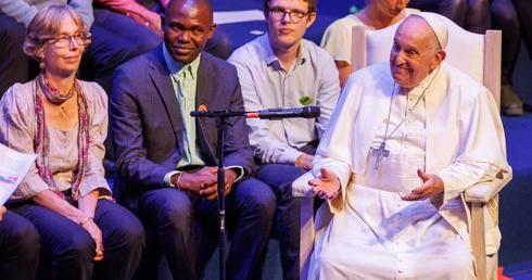 Franciszek do studentów: To, co jest kobiece, nie jest sankcjonowane przez konsensus czy ideologie. Uniwersytet protestuje