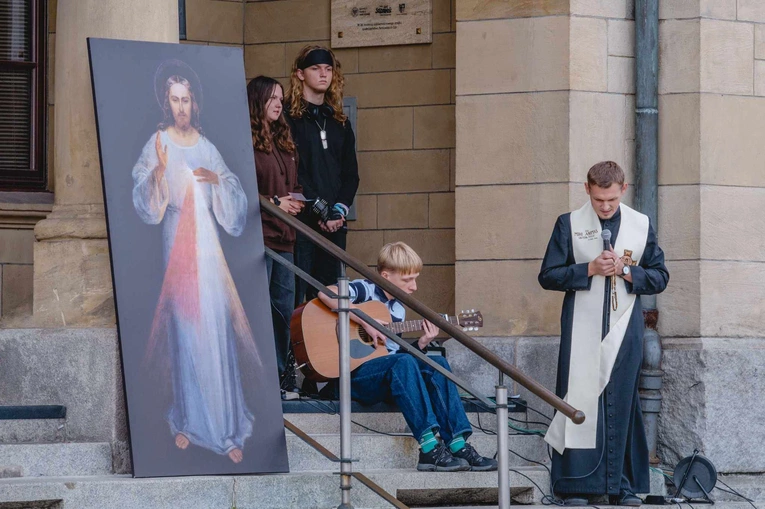 Koronka na ulicach miast