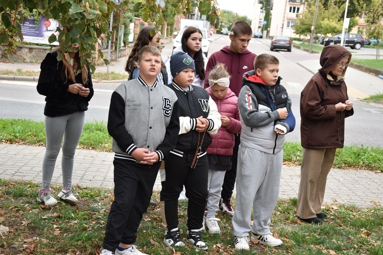 Koronką w Przasnyszu modlili się starsi i młodsi.