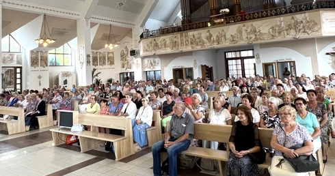 Z różańcami w dłoniach modlili się w kościele NMP Królowej Polski w Pogórzu