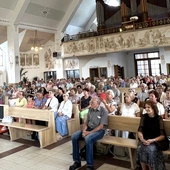 Z różańcami w dłoniach modlili się w kościele NMP Królowej Polski w Pogórzu