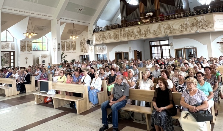 Z różańcami w dłoniach modlili się w kościele NMP Królowej Polski w Pogórzu