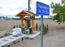 Kolejna rzeźba anioła została poświęcona w Poświętnem