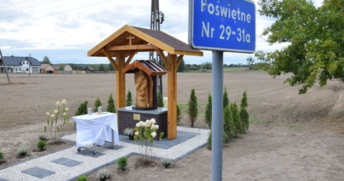 Kolejna rzeźba anioła została poświęcona w Poświętnem