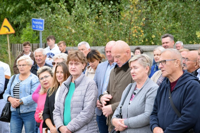 Kolejna rzeźba anioła została poświęcona w Poświętnem