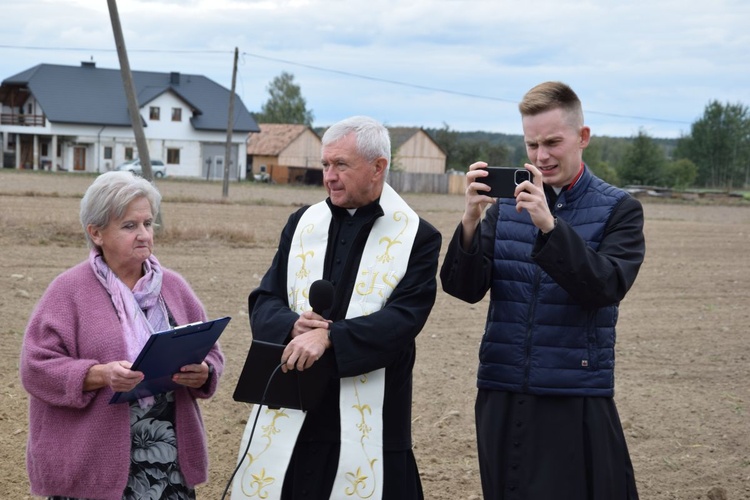 Kolejna rzeźba anioła została poświęcona w Poświętnem