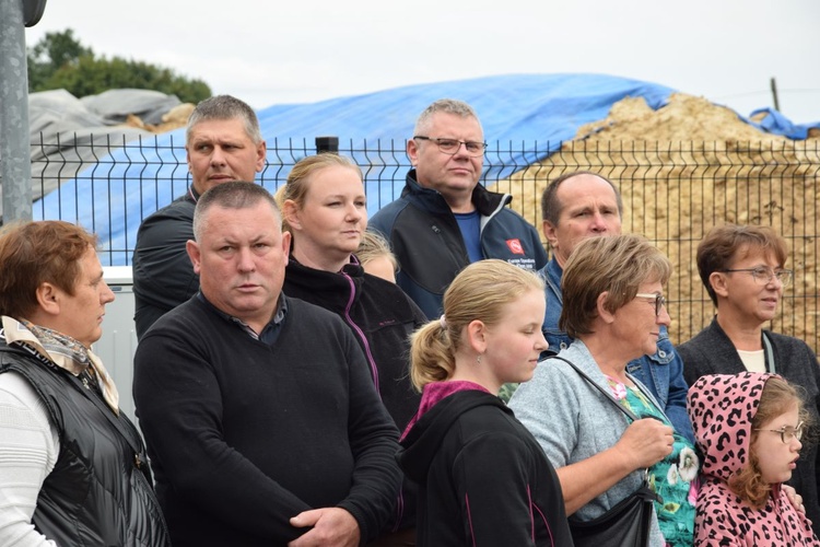 Kolejna rzeźba anioła została poświęcona w Poświętnem