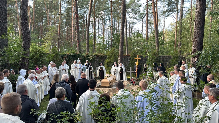 Pogrzeb karmelitanki w Bornem Sulinowie
