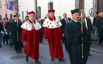 Kraków. Pochód, togi, gronostaje i berła