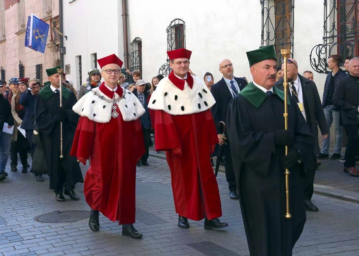 Kraków. Pochód, togi, gronostaje i berła