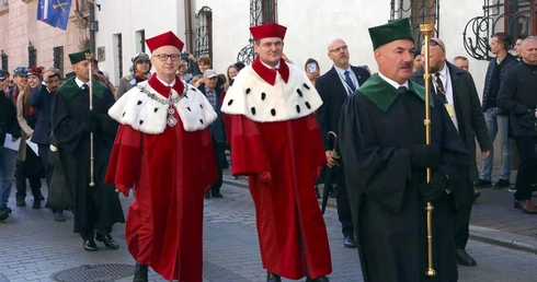 Kraków. Pochód, togi, gronostaje i berła