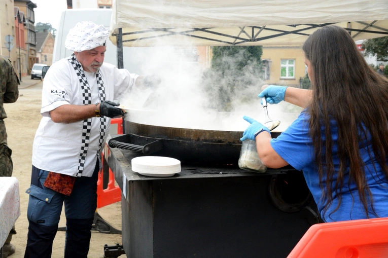Posiłki dla powodzian i służb w Głuchołazach