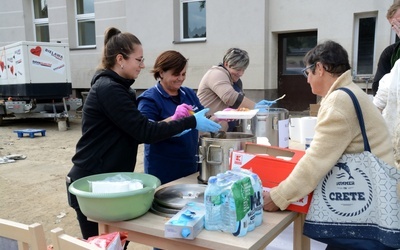 Posiłki dla powodzian i służb w Głuchołazach