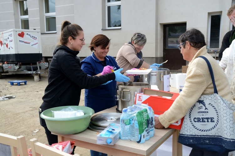 Posiłki dla powodzian i służb w Głuchołazach