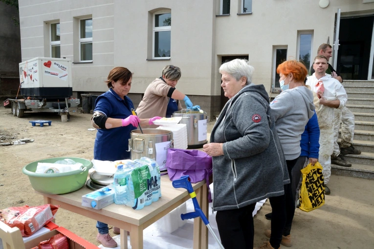 Posiłki dla powodzian i służb w Głuchołazach